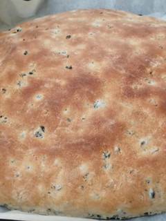 Una foto de Pan de aceitunas negras
