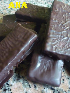 Una foto de Turrón con pasta de maní tipo mantecol