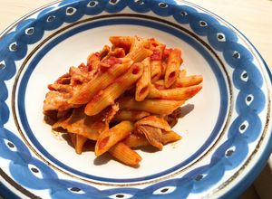 Hình của món Penne Arrabbiata (Nui xào thịt heo xốt cà chua).