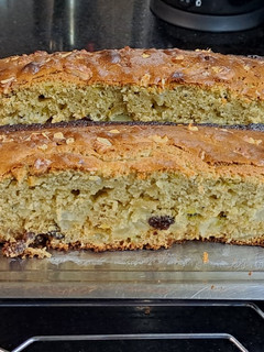 Una foto de Budín de peras, kiwi y pasas