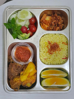 Foto resep Bekal Paksu #9 | Nasi Kuning Lalapan Ayam sambal Tomat