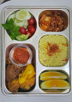 Foto resep Bekal Paksu #9 | Nasi Kuning Lalapan Ayam sambal Tomat