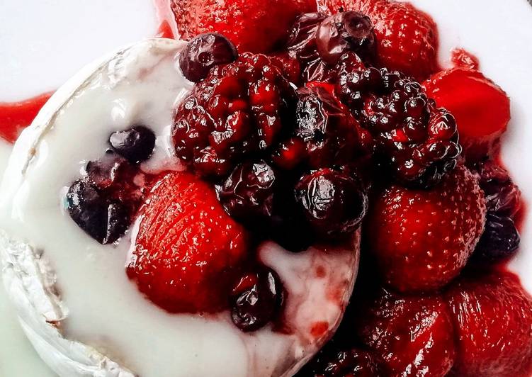 Baked Camembert with Red Wine and Berry Sauce (Vegetarian) Baked Camembert with Red Wine and Berry Sauce (Vegetarian)