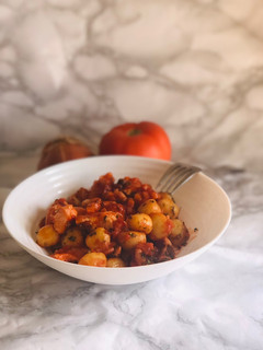 Una foto de Ñoquis con pollo y salsa de tomate 🍅