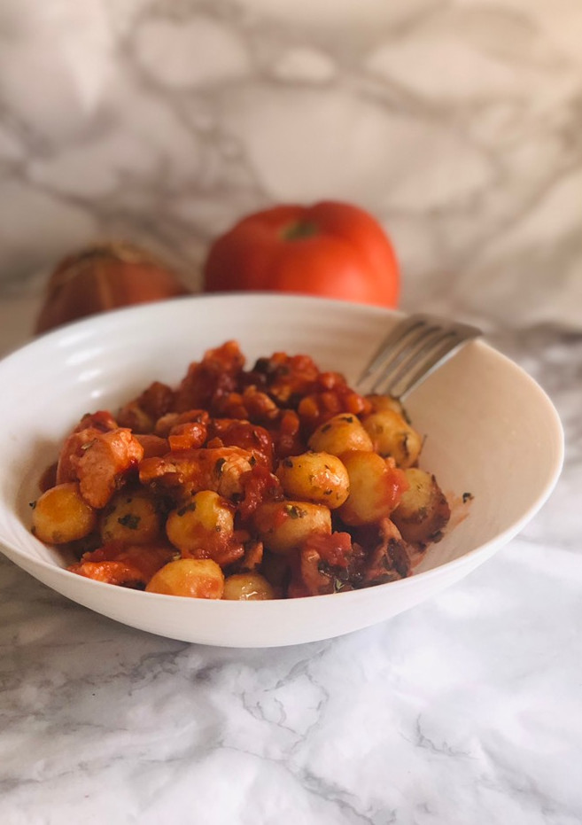 Una foto de Ñoquis con pollo y salsa de tomate 🍅