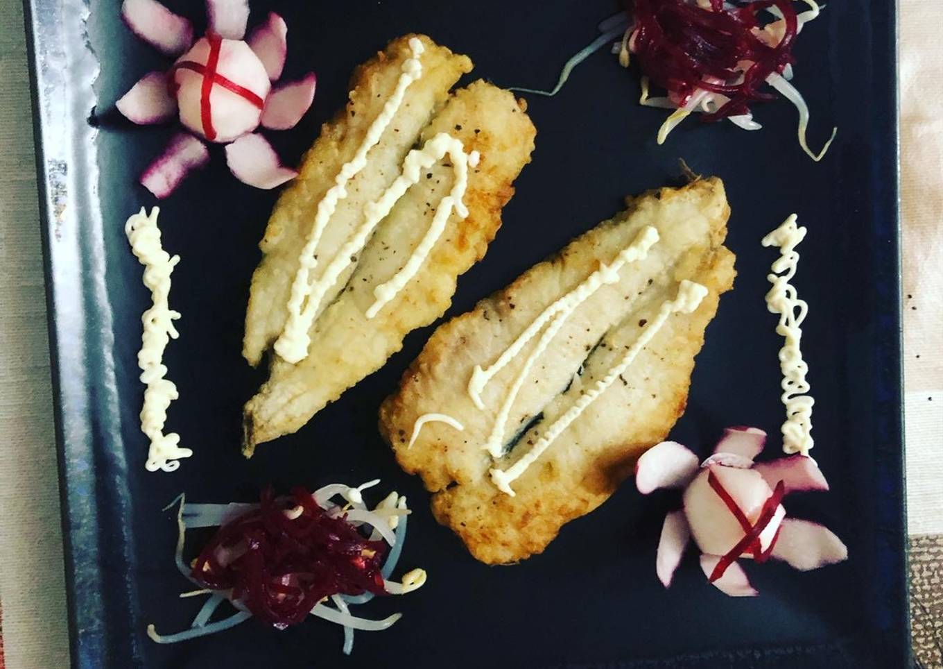 Maira con guarnición de rábanos, germinado de setas y remolacha rallada