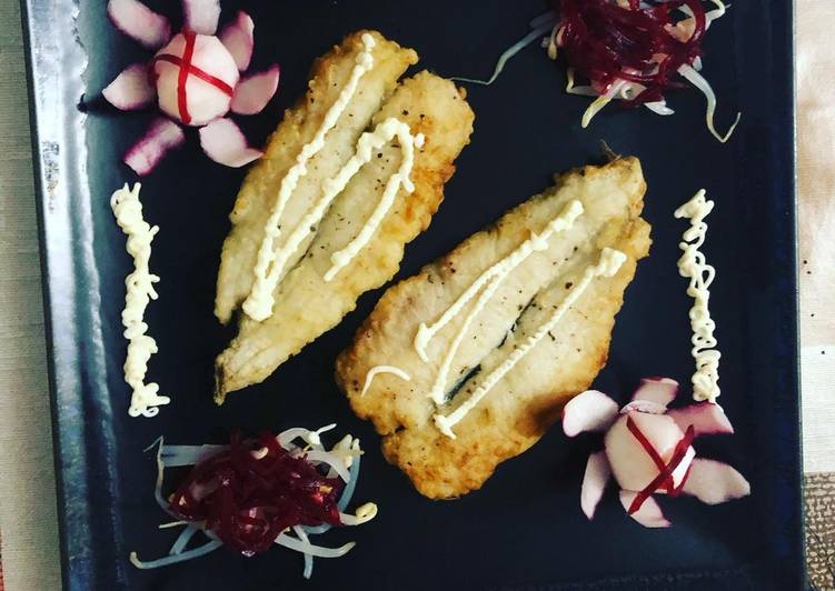 Maira con guarnición de rábanos, germinado de setas y remolacha rallada