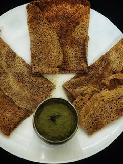 ராகி கொள்ளு தோசை(ragi kollu dosai recipe in tamil) செய்முறை முக்கிய புகைப்படம்