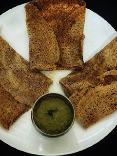 ராகி கொள்ளு தோசை(ragi kollu dosai recipe in tamil) செய்முறை முக்கிய புகைப்படம்