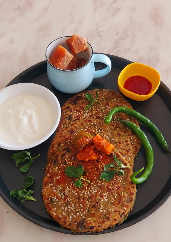 બાજરી મેથી નાં પરાઠા(bajri methi na paratha recipe in Gujarati) રેસીપી મુખ્ય ફોટો