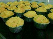 Una foto de muffins de naranja
