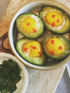 Hình của món Câu chuyện quả bơ & trứng gà bé.