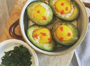 Hình của món Câu chuyện quả bơ & trứng gà bé.
