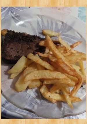 Una foto de Asado al horno con papa fritas