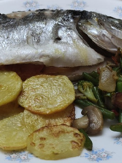 Una foto de Dorada en papillote con patatas panaderas al horno y verduras