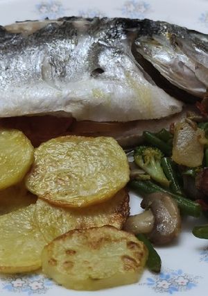 Una foto de Dorada en papillote con patatas panaderas al horno y verduras