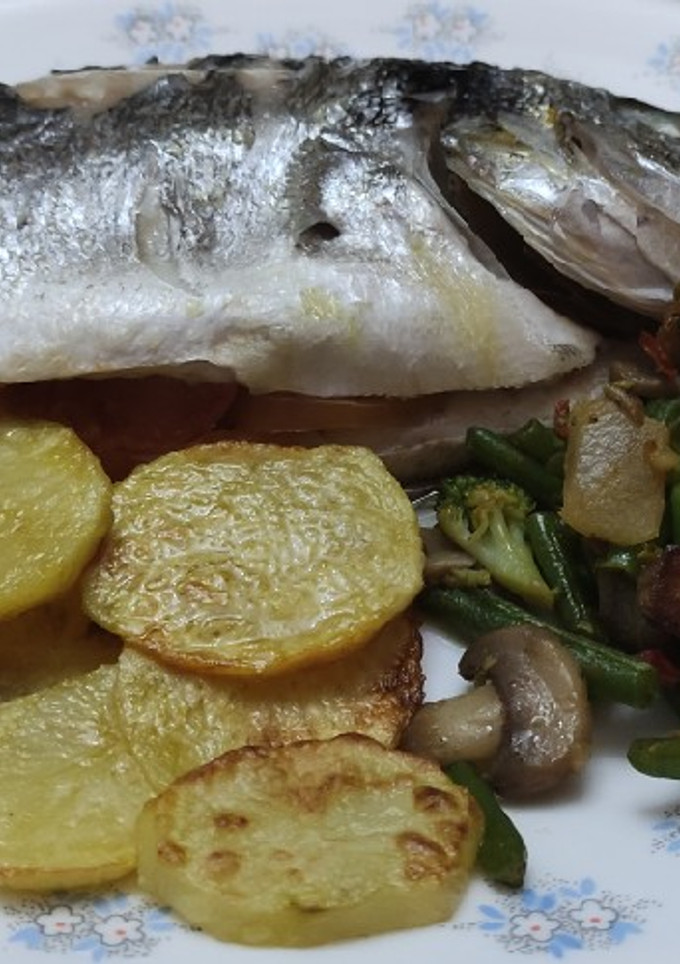 Una foto de Dorada en papillote con patatas panaderas al horno y verduras
