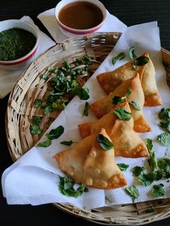 સમોસા (Samosa Recipe In Gujarati) રેસીપી મુખ્ય ફોટો