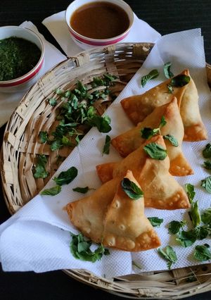 સમોસા (Samosa Recipe In Gujarati) રેસીપી મુખ્ય ફોટો