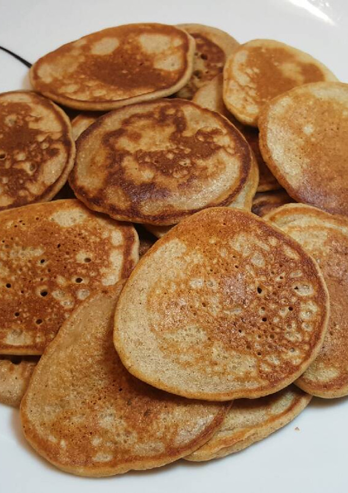 Mini banános zabpehelypalacsinták recept fotója