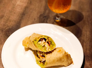 Una foto de Wraps caseros rellenos de pollo, palta, tomate y cebolla