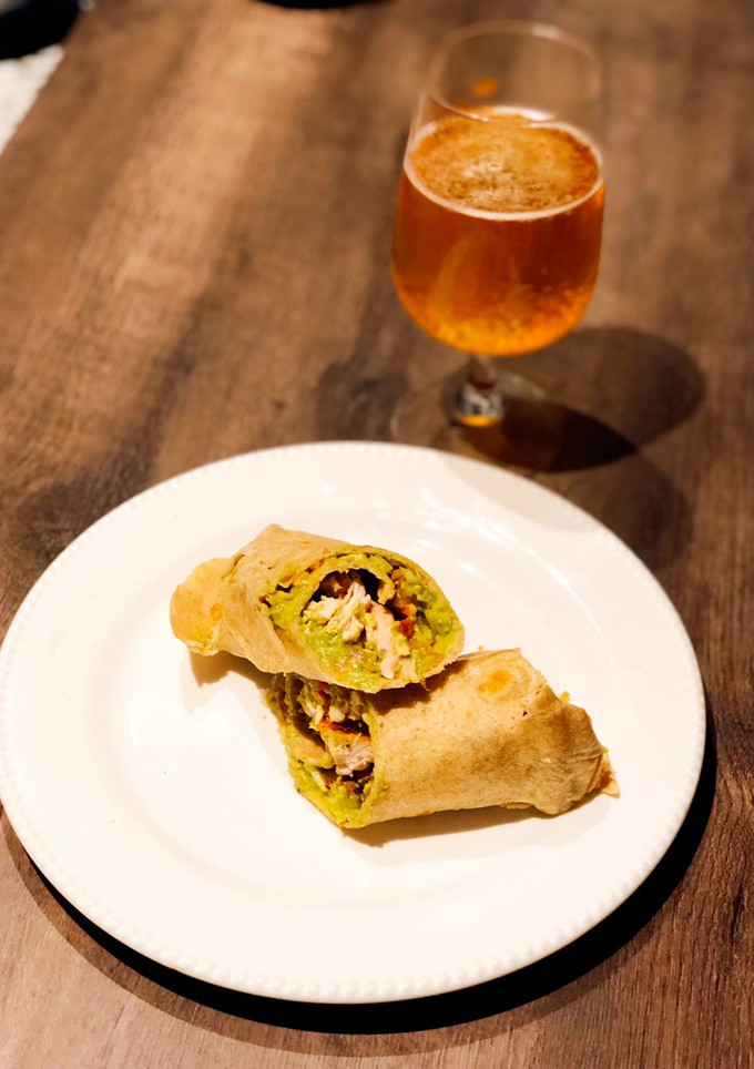 Una foto de Wraps caseros rellenos de pollo, palta, tomate y cebolla