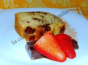 Una foto de Plum cake con fresas y chocolate