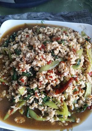 รูปของ ผัดกะเพราไก่สับ (พริกแห้ง)