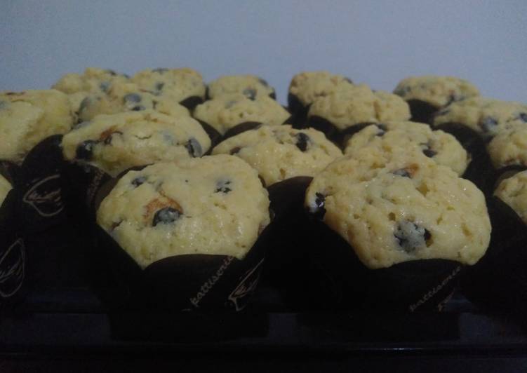 Langkah Mudah untuk Menyiapkan Vanilla chochochip muffin, Sempurna