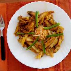 A picture of Masala chips with salad.