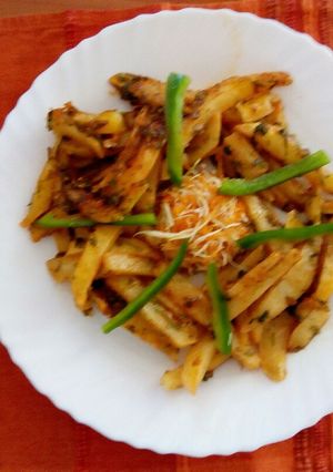 A picture of Masala chips with salad.