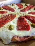 Pizza jamón y morrones
