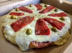 Una foto de Pizza jamón y morrones