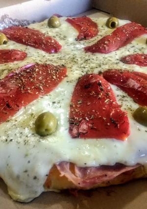 Una foto de Pizza jamón y morrones