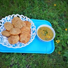 A picture of Daal kachori with tarkari.