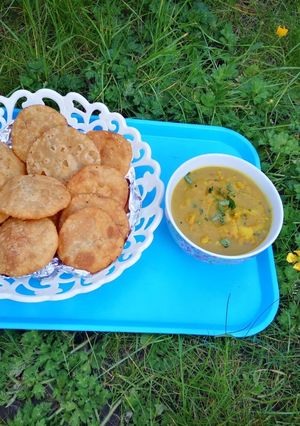 A picture of Daal kachori with tarkari.