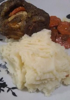 Una foto de Osobuco a la cacerola con verduras y puré