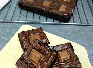 Foto resep Fudgy and Shiny Crust Brownies Panggang + Tips
