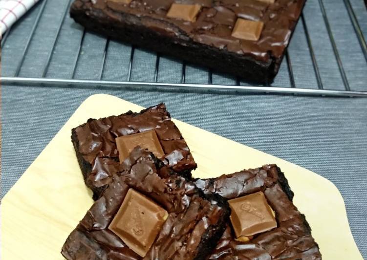 Cara Gampang mengolah Fudgy and Shiny Crust Brownies Panggang + Tips, Lezat Sekali