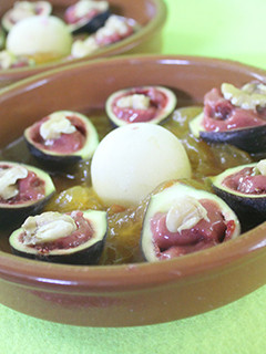 Una foto de Higos con base de kaki, queso, helado y nueces