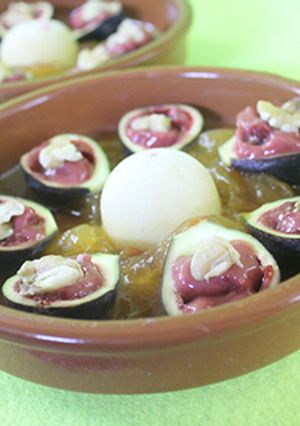 Una foto de Higos con base de kaki, queso, helado y nueces