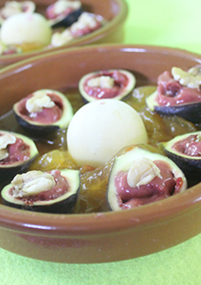 Una foto de Higos con base de kaki, queso, helado y nueces
