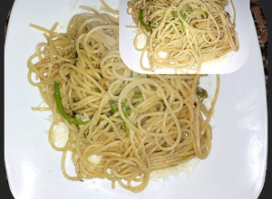 Una foto de Spaghetti con zucchini...🥒🍜🍜