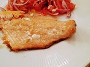 Una foto de pescado en salsa de cilantro