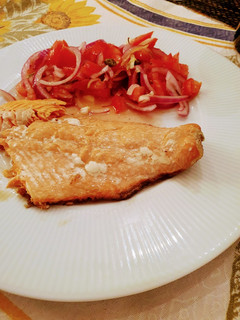 Una foto de Truchon asalmonado con salsa criolla ideal para pescados