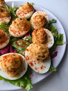Una foto de Huevos rellenos con bacon