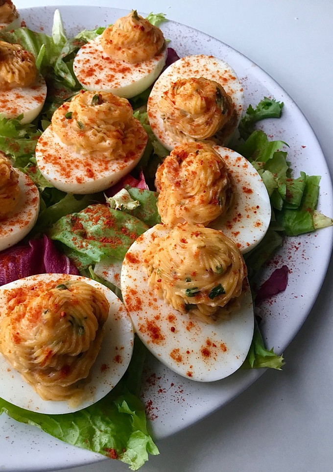 Una foto de Huevos rellenos con bacon
