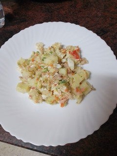 Una foto de Papas aliñadas con atún y palitos de cangrejo