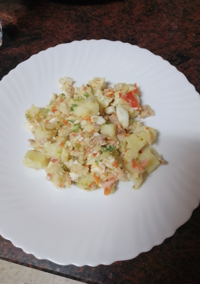 Una foto de Papas aliñadas con atún y palitos de cangrejo