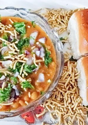 चटपटा सेव उसड (Chatpata sev usad recipe in Hindi) रेसिपी मुख्य फोटो